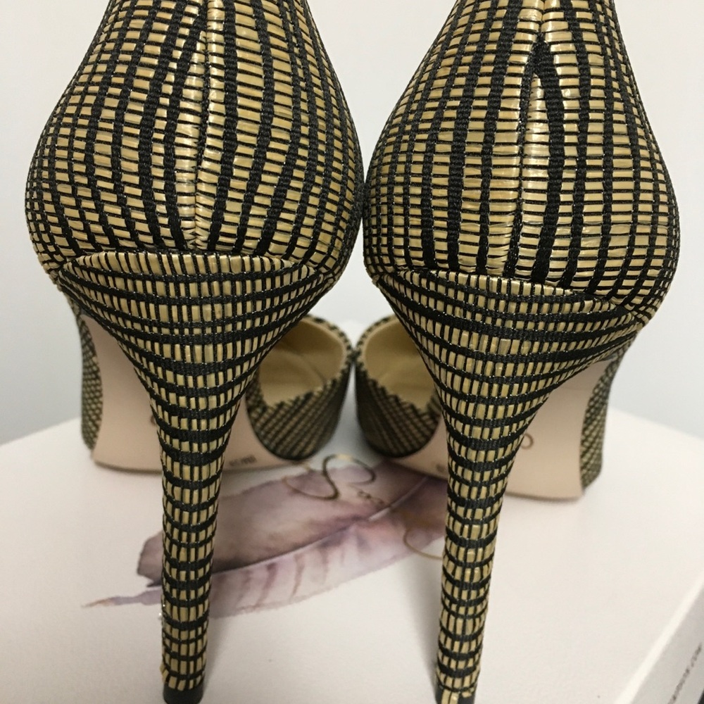 Jessica Simpson Pointed Toe Black and Gold Patterned Women's Pumps - Picture 4 of 5